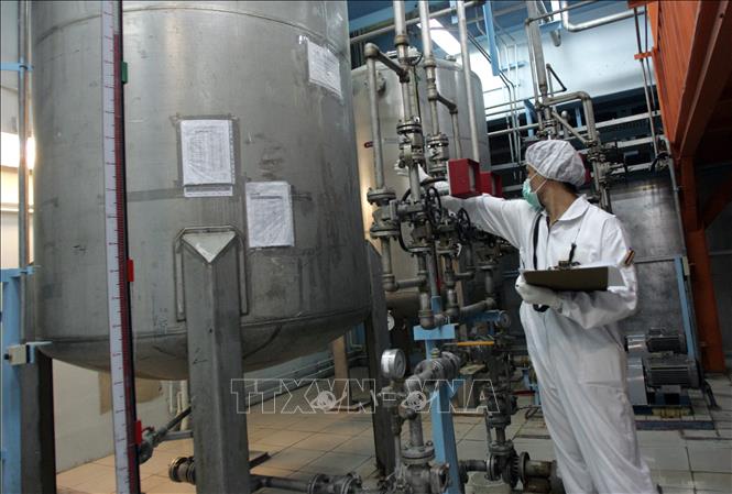 Iran lược bớt điều kiện trong đàm phán hạt nhân với Mỹ Kỹ thuật viên làm việc tại cơ sở hạt nhân Isfahan, cách thủ đô Tehran của Iran 420 km về phía nam. Ảnh: AFP/TTXVN
