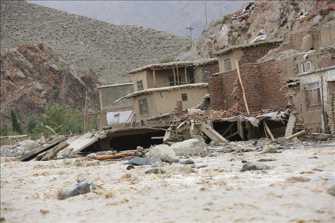 Nhà cửa bị phá huỷ do mưa lũ ở tỉnh Parwan, Afghanistan ngày 15-8-2022. Ảnh: THX/TTXVN