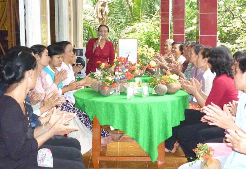 Sinh hoạt tuyên truyền pháp luật về hôn nhân và gia đình tại cuộc họp tổ hội phụ nữ ở xã Đa Phước Hội, huyện Mỏ Cày Nam. Ảnh: Đ. Chính