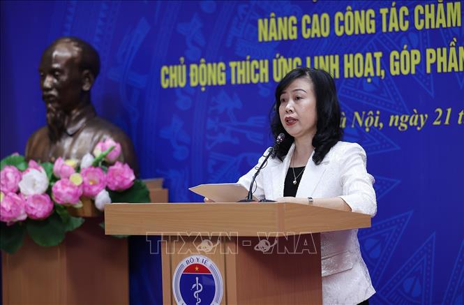 Thủ tướng dự hội nghị về nâng cao công tác chăm sóc sức khỏe nhân dân Quyền Bộ trưởng Bộ Y tế Đào Hồng Lan báo cáo công tác chăm sóc sức khoẻ nhân dân. Ảnh: Dương Giang/TTXVN