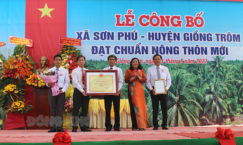 Phó bí thư Thường trực Tỉnh ủy - Chủ tịch HĐND tỉnh Hồ Thị Hoàng Yến trao bằng công nhận xã nông thôn mới Sơn Phú.