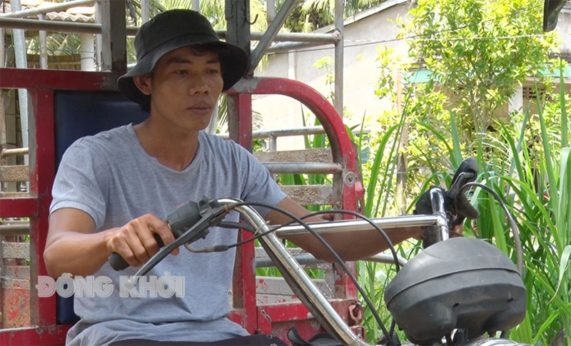 Anh Phạm Duy Thanh bên phương tiện mưu sinh của gia đình. Ảnh: Minh Tân