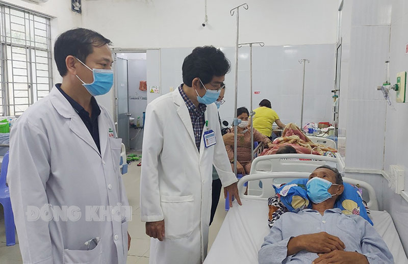 Thêm 2 trường hợp ngộ độc rượu Bác sĩ Bệnh viện Nguyễn Đình Chiểu thăm hỏi tình hình sức khỏe bệnh nhân ngộ độc rượu điều trị tại bệnh viện.