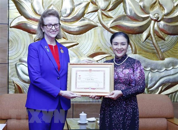Chủ tịch Liên hiệp các tổ chức hữu nghị Việt Nam Nguyễn Phương Nga trao Kỷ niệm chương cho Trưởng đại diện Thường trú Chương trình phát triển Liên hợp quốc (UNDP) tại Việt Nam Caitlin Wiesen. Ảnh: An Đăng/TTXVN