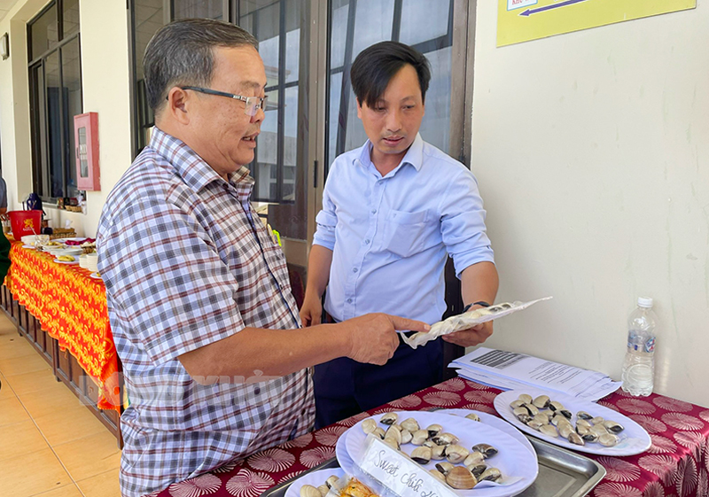 Phó giám đốc Sở Khoa học và Công nghệ Nguyễn Văn Vưng đánh giá cảm quan nghêu Bến Tre.