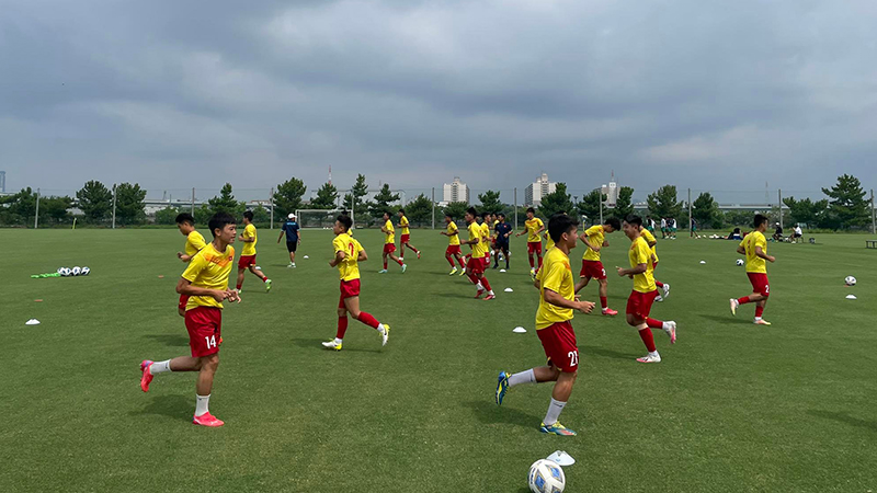 U20 Việt Nam khởi động trước trận giao hữu. Ảnh: CTV