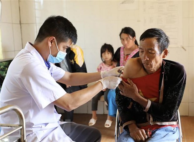 Ngày 25-8-2022 có gần 12.750 ca khỏi bệnh và 2 ca tử vong do Covid-19 Nhân viên y tế tiêm vắc-xin phòng Covid-19 cho người dân tại xã Tà Tổng, Mường Tè (Lai Châu). Ảnh: Nhật Anh/TTXVN