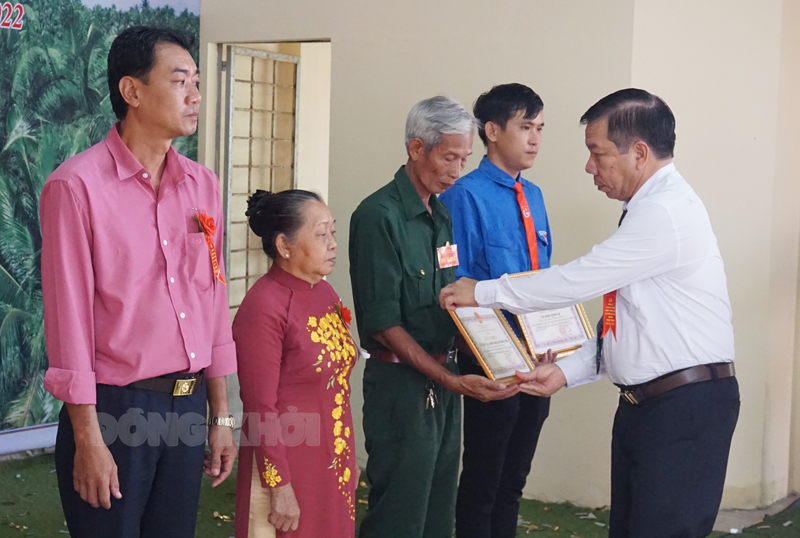 Phú An Hòa - Châu Thành đạt chuẩn xã đạt chuẩn nông thôn mới Chủ tịch UBND huyện Châu Thành Phạm Văn Sang trao bằng khen của UBND tỉnh cho các tập thể, cá nhân có thành tích xuất sắc trong phong trào thi đua xây dựng xã Phú An Hòa đạt chuẩn xã NTM năm 2022.