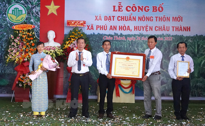 Phú An Hòa - Châu Thành đạt chuẩn xã đạt chuẩn nông thôn mới Lãnh đạo xã Phú An Hòa nhận công nhận của UBND tỉnh xã đạt chuẩn NTM năm 2022.