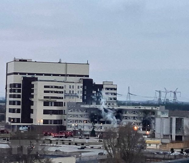 Nhà máy điện hạt nhân Zaporizhzhia ở Energodar, Ukraine sau khi bị trúng tên lửa, ngày 4-3-2022. Ảnh: AFP/TTXVN