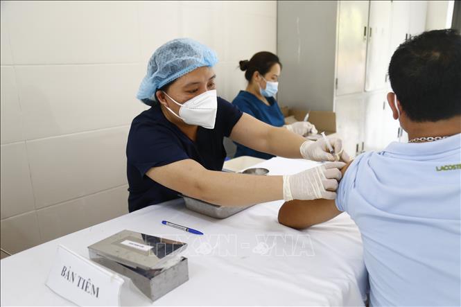 Ngày 27-8-2022, cả nước có thêm 2.197 ca mắc mới COVID-19 Tiêm mũi nhắc lại vaccine phòng COVID-19 cho người dân để đảm bảo miễn dịch phòng bệnh. Ảnh: TTXVN