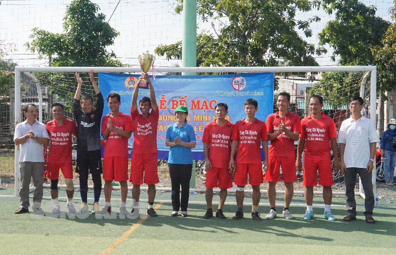 Bế mạc giải bóng đá mini nam Công đoàn giáo dục tỉnh Ban tổ chức trao giải cho đội bóng đạt hạng nhất.