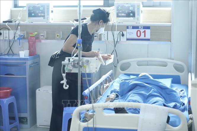 Ngày 28-8-2022, số ca mắc mới COVID-19 giảm còn 1.705 ca; thêm 1 ca tử vong Điều trị bệnh nhân COVID-19. Ảnh: TTXVN