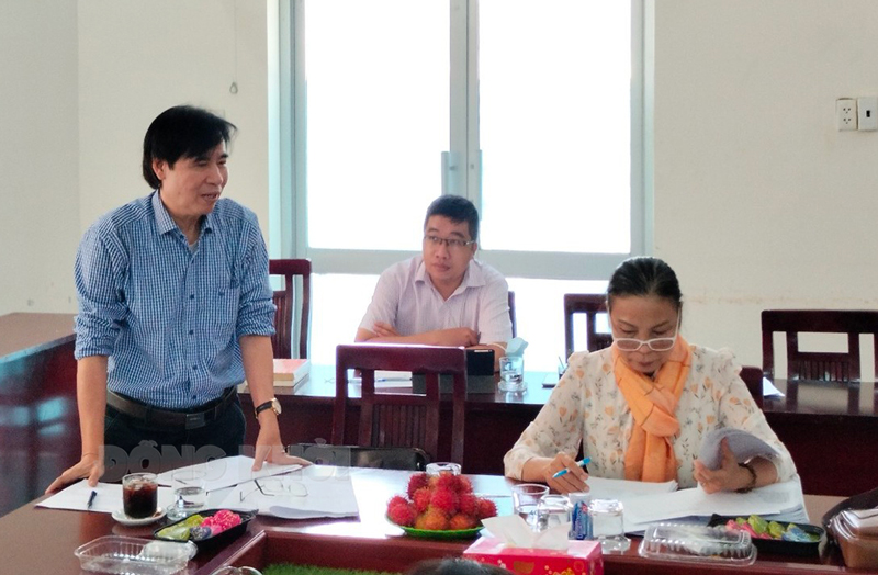 10 tác phẩm vào vòng chung kết xếp hạng cuộc thi Sáng tác kịch bản sân khấu cải lương tỉnh Bến Tre Các thành viên Ban giám khảo đang phân tích, đánh giá các tác phẩm dự thi.