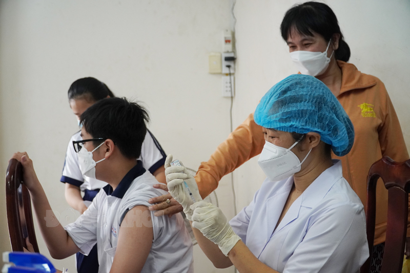 Ngày 29-8-2022, tỉnh ghi nhận thêm 6 trường hợp mắc Covid-19 Cán bộ y tế tiêm chủng vắc-xin Covid-19.