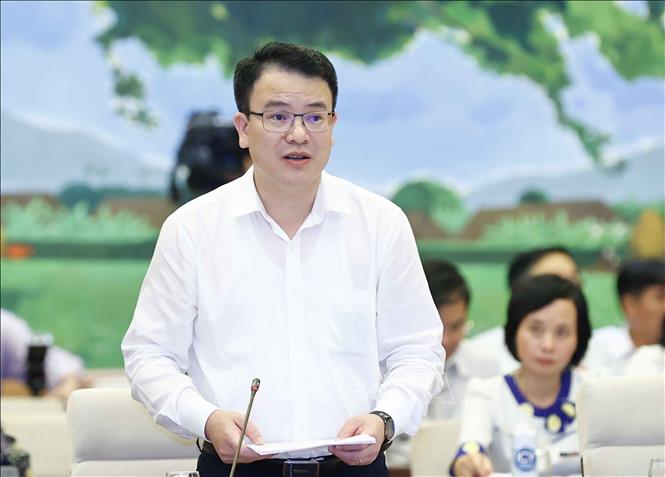 Ủy ban Thường vụ Quốc hội tiến hành Phiên họp bất thường tháng 8-2022 Thứ trưởng Bộ Kế hoạch và Đầu tư Trần Quốc Phương trình bày tờ trình. Ảnh: Doãn Tấn/TTXVN