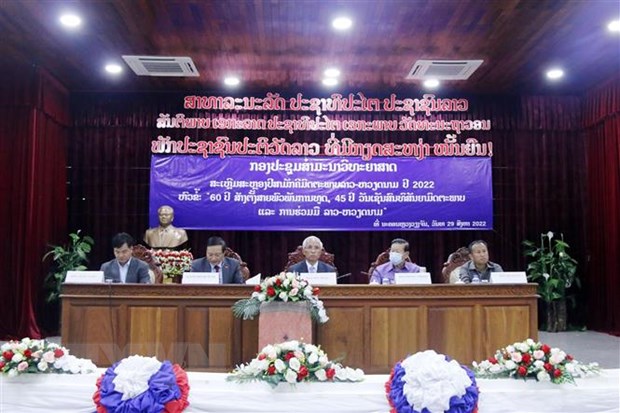 Đại sứ Việt Nam tại Lào Nguyễn Bá Hùng (thứ 2 bên trái) cùng các thành viên trong Hội đồng lý luận TW Đảng Nhân dân Cách mạng Lào tại cuộc Hội thảo. (Ảnh: Phạm Kiên/TTXVN)