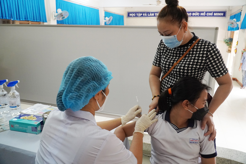 Ngày 30-8-2022, tỉnh ghi nhận thêm 19 trường hợp mắc Covid-19 Cán bộ y tế tiêm chủng vắc-xin covid-19.