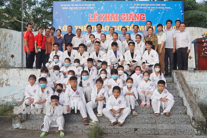 Khai giảng lớp thể thao cơ sở môn Judo tại huyện Giồng Trôm Ban tổ chức và các em học sinh chụp ảnh lưu niệm tại ngày khai giảng lớp thể thao cơ sở môn Judo.