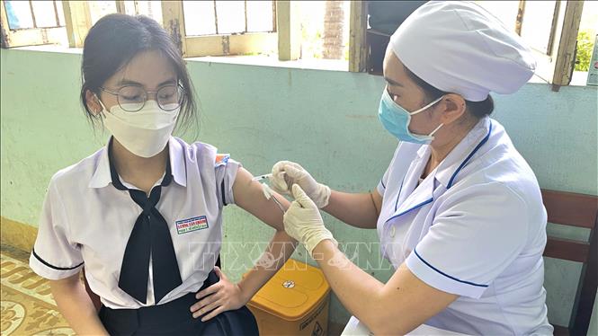 Ngày 31-8-2022, Việt Nam ghi nhận trên 2.700 ca mắc mới COVID-19 Nhiều học sinh trên địa bàn tỉnh Phú Yên được tiêm vaccine phòng COVID-19 sau buổi Lễ phát động chiến dịch truyền thông. Ảnh: Tường Quân/TTXVN