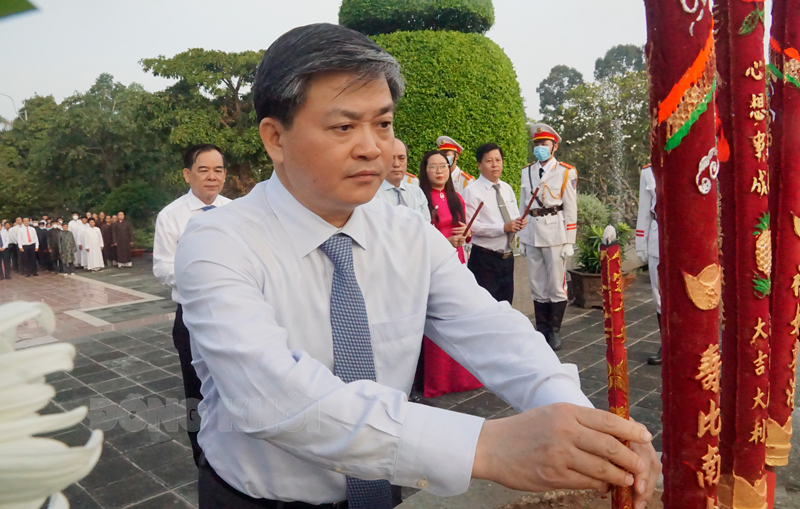 Ủy viên Trung ương Đảng - Bí thư Tỉnh ủy Lê Đức Thọ thực hiện nghi thức dâng hương tại đài liệt sĩ.