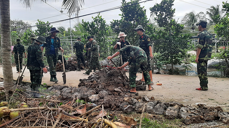 Cán bộ, chiến sĩ tham gia thực hiện các công trình, phần việc trong chiến dịch Hành quân xanh tại xã Phú Mỹ, huyện Mỏ Cày Bắc. Ảnh: Đặng Thạch