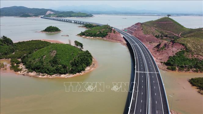 Thông xe tuyến cao tốc Vân Đồn - Móng Cái Cao tốc Vân Đồn - Móng Cái chính thức khánh thành và đưa vào khai thác từ ngày 1-9-2022. Ảnh: Huy Hùng/TTXVN