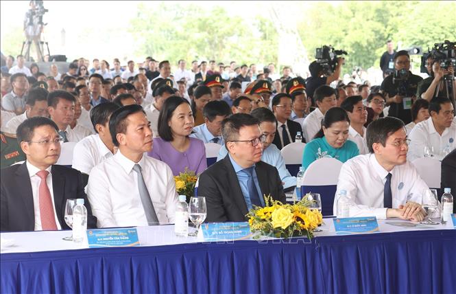 Thông xe tuyến cao tốc Vân Đồn - Móng Cái Các đại biểu dự lễ khánh thành tuyến đường cao tốc Vân Đồn - Móng Cái. Ảnh: Dương Giang/TTXVN