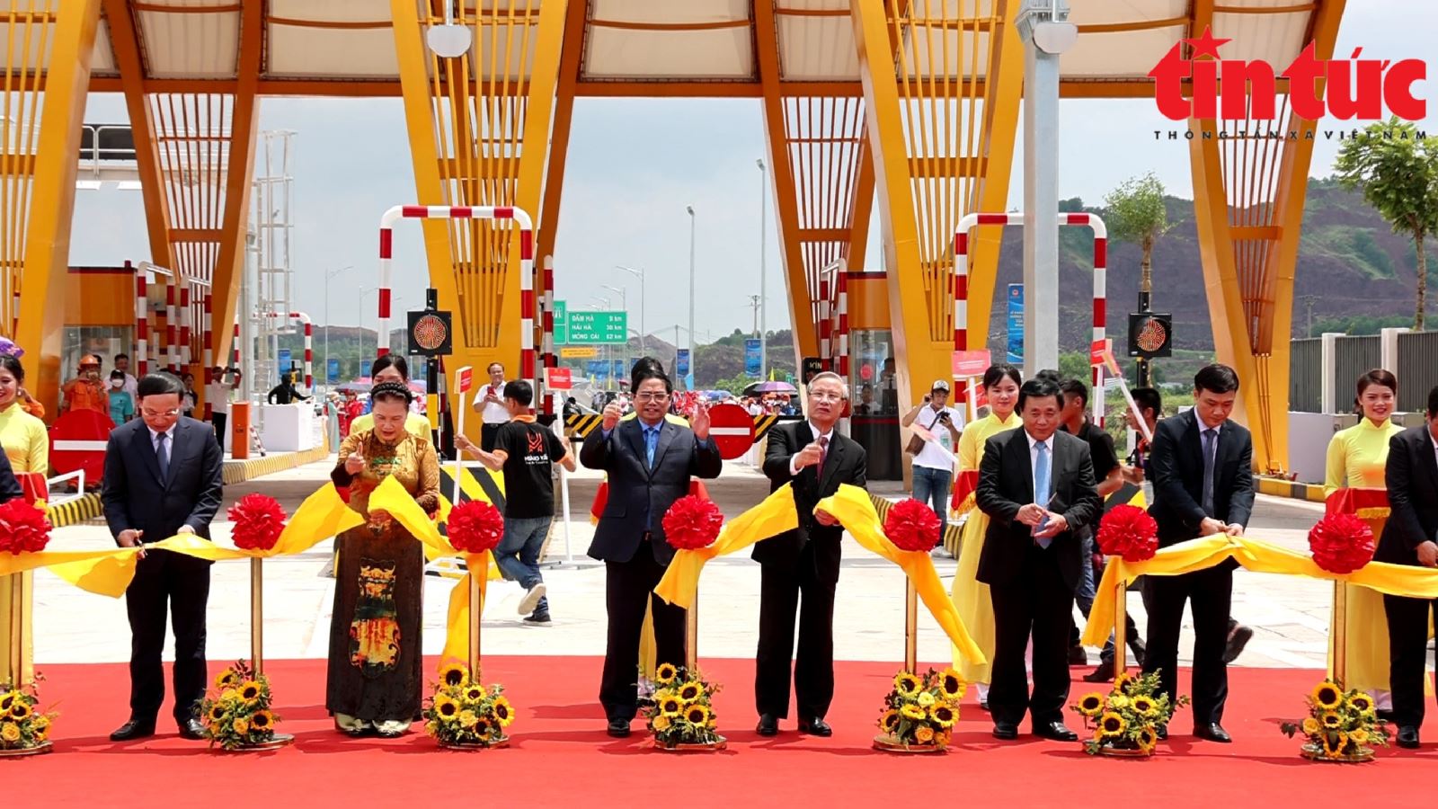 Thông xe tuyến cao tốc Vân Đồn - Móng Cái Thủ tướng Chính phủ Phạm Minh Chính cùng các đại biểu cắt băng khánh thành tuyến cao tốc Vân Đồn - Móng Cái.