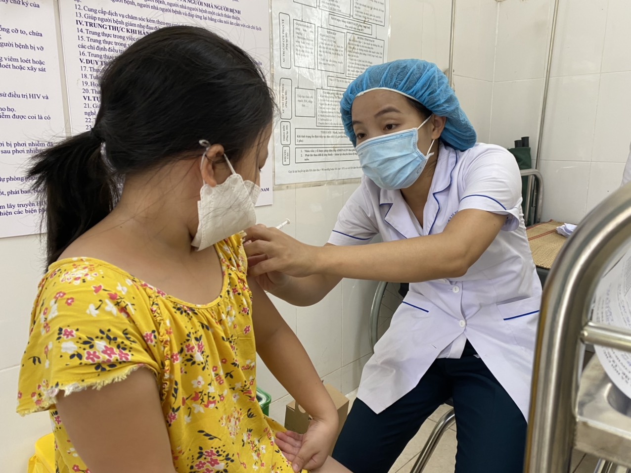 Ngày 2-9-2022, số ca mắc mới COVID-19 giảm mạnh còn 1.548 ca Tiêm vaccine phòng COVID-19 cho trẻ em. Ảnh: Tạ Nguyên