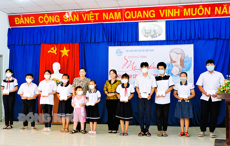 Phó chủ tịch Thường trực Trung ương Hội LHPN Việt Nam Đỗ Thị Thu Thảo trao quà cho các con.