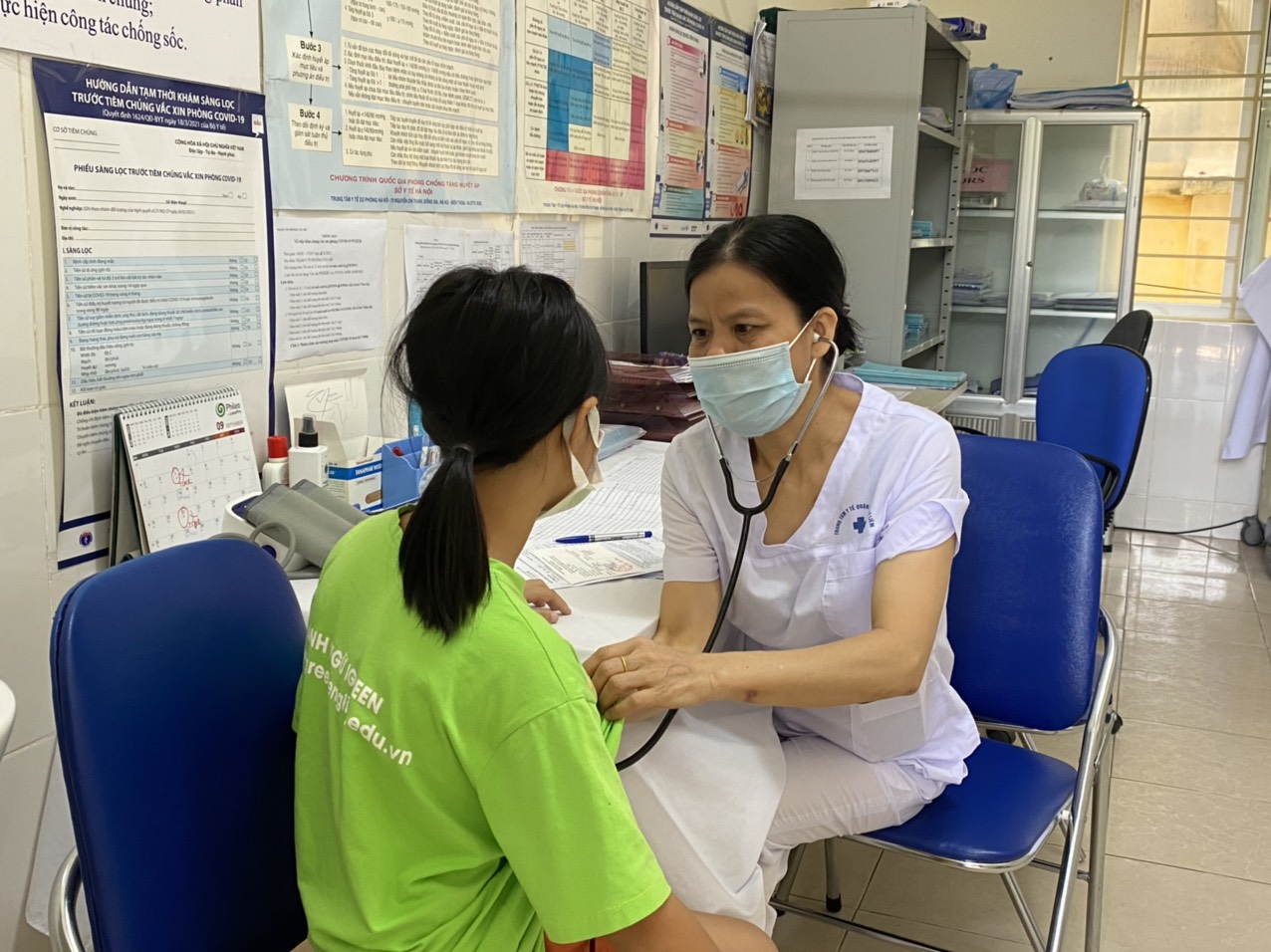 Ngày 3-9-2022, cả nước có 1.595 ca mắc mới COVID-19 Trẻ khám sức khỏe trước khi tiêm vaccine phòng COVID-19. Ảnh: TN