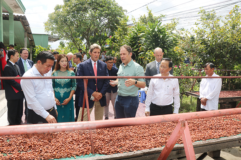 Đặc phái viên của Tổng thống Hoa Kỳ về biến đổi khí hậu John Kerry đến thăm điểm sơ chế ca cao của ông Võ Văn Bân tại xã Phú Túc, huyện Châu Thành.