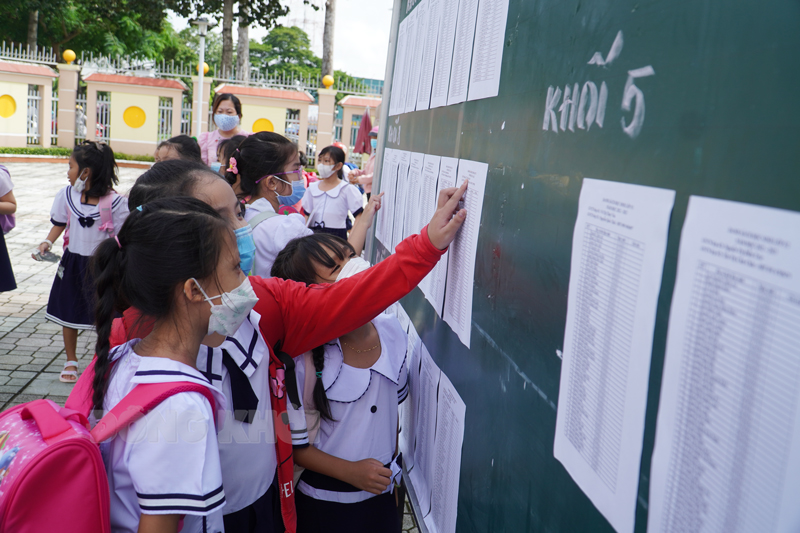 Học sinh Trường Tiểu học Phú Thọ (TP. Bến Tre) dò danh sách lớp đầu năm học 2022-2023.