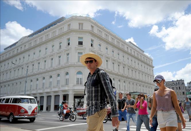 Khách du lịch tại La Habana, Cuba. Ảnh: AFP/TTXVN