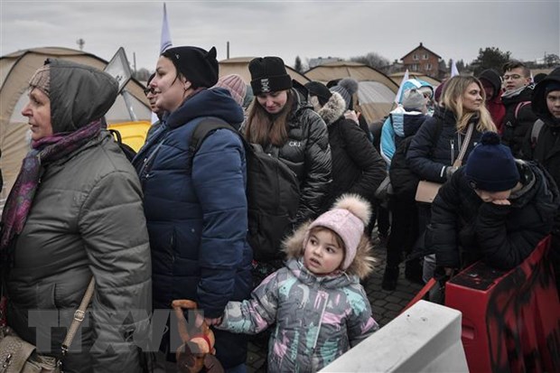 Người tị nạn Ukraine sơ tán sang Medyka, miền Đông Ba Lan ngày 9-3-2022. (Ảnh: AFP/TTXVN)