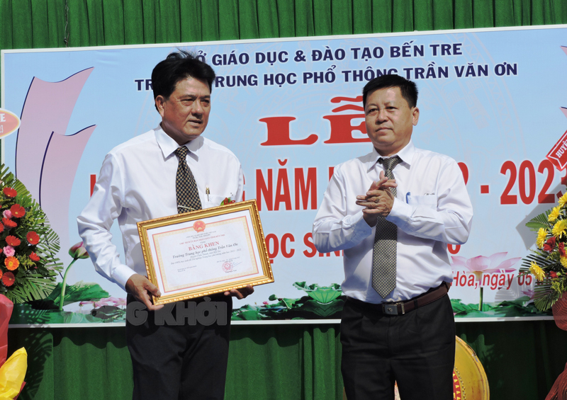 Bí thư Huyện ủy Phan Song Toàn trao bằng khen của UBND tỉnh cho đại diện Ban giám hiệu Trường THPT Trần Văn Ơn. Ảnh: P. Tuyết