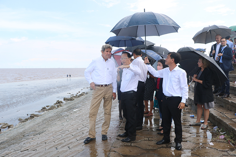 Đặc phái viên của Tổng thống Hoa Kỳ về biến đổi khí hậu John Kerry khảo sát khu vực sạt lở nghiêm trọng tại bờ biển Cồn Ngoài, xã Bảo Thuận, huyện Ba Tri.