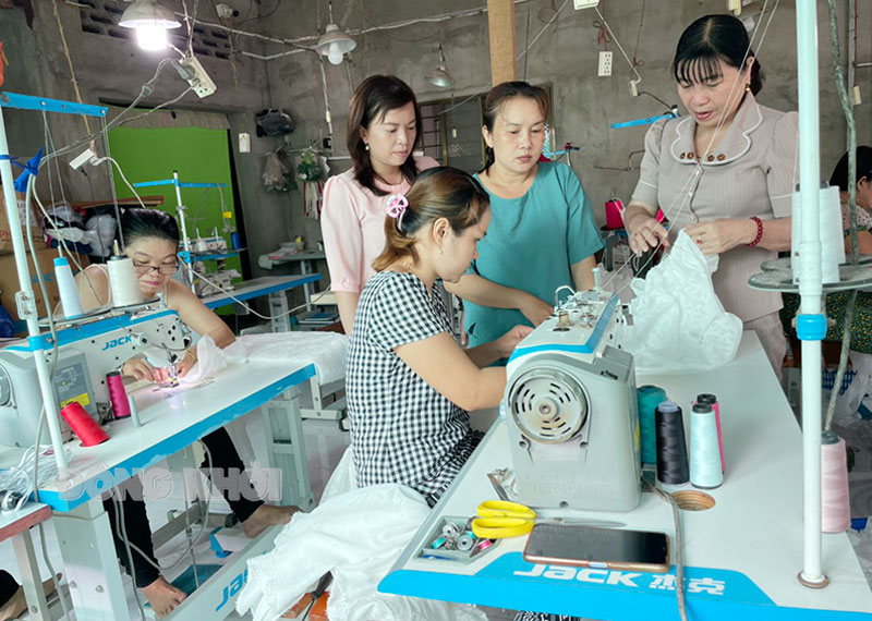 Tổ hợp tác may gia công của chị Bùi Thị Hoàng.