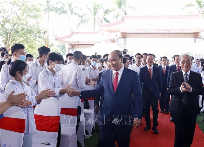 Lãnh đạo Đảng, Nhà nước dự Lễ kỷ niệm 120 năm Ngày sinh Tổng Bí thư Lê Hồng Phong Chủ tịch nước Nguyễn Xuân Phúc và nguyên Chủ tịch Quốc hội Nguyễn Sinh Hùng đến dự Lễ kỷ niệm. Ảnh: Thống Nhất/TTXVN