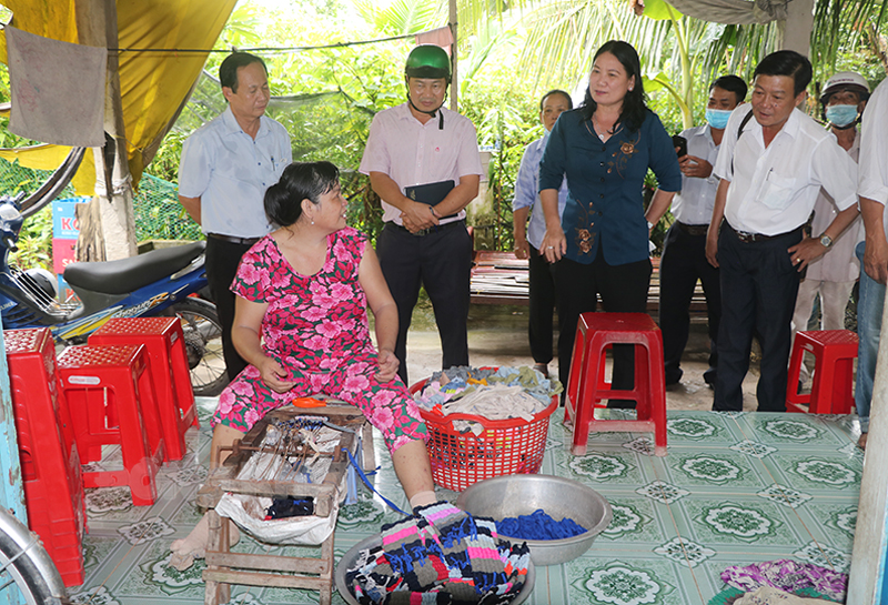 Phó chủ tịch UBND tỉnh Nguyễn Thị Bé Mười khảo sát mô hình giảm nghèo tại xã Phong Nẫm, huyện Giồng Trôm Phó chủ tịch UBND tỉnh Nguyễn Thị Bé Mười cùng đoàn khảo sát mô hình giảm nghèo của hộ dân ở xã Phong Nẫm.
