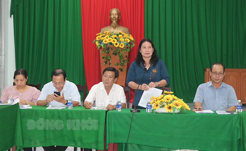 Phó chủ tịch UBND tỉnh Nguyễn Thị Bé Mười khảo sát mô hình giảm nghèo tại xã Phong Nẫm, huyện Giồng Trôm Phó chủ tịch UBND tỉnh Nguyễn Thị Bé Mười phát biểu tại buổi làm việc với lãnh đạo xã Phong Nẫm.