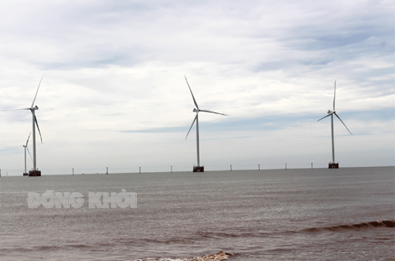 Cánh đồng điện gió tại bãi biển hoang sơ ở miền Tây thu hút người trẻ