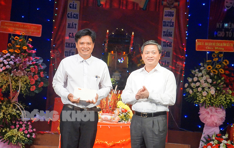 Ủy viên Trung ương Đảng - Bí thư Tỉnh ủy Lê Đức Thọ trao quà cho Đoàn NTCL Bến Tre nhân kỷ niệm Ngày sân khấu Việt Nam.