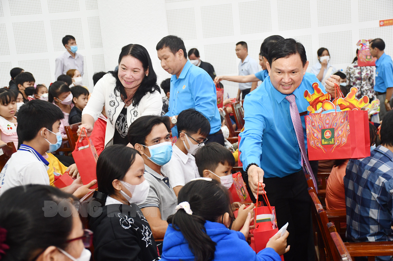 Phó chủ tịch UBND tỉnh Nguyễn Thị Bé Mười và chủ tịch LĐLĐ tỉnh Nguyễn Phúc Linh trao quà cho các em thiếu nhi.
