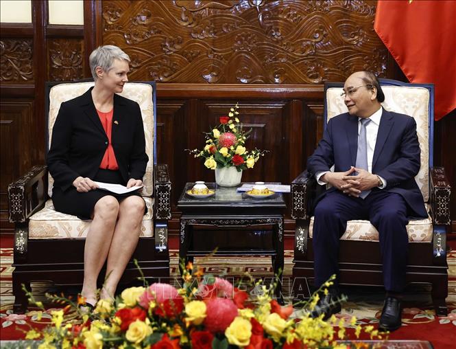 Chủ tịch nước tiếp các Đại sứ Anh, Na Uy, Đan Mạch và Séc trình Quốc thư Chủ tịch nước Nguyễn Xuân Phúc tiếp Đại sứ Vương quốc Na Uy Hilde Solbakken. Ảnh: Thống Nhất/TTXVN