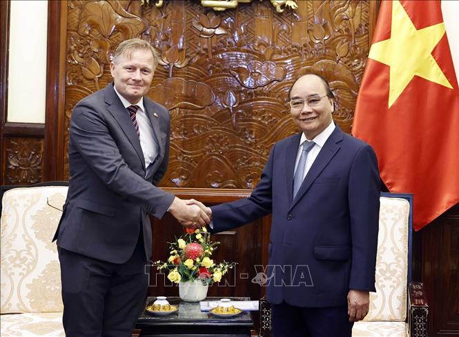 Chủ tịch nước tiếp các Đại sứ Anh, Na Uy, Đan Mạch và Séc trình Quốc thư Chủ tịch nước Nguyễn Xuân Phúc tiếp Đại sứ Vương quốc Đan Mạch Nicolai Prytz. Ảnh: Thống Nhất/TTXVN