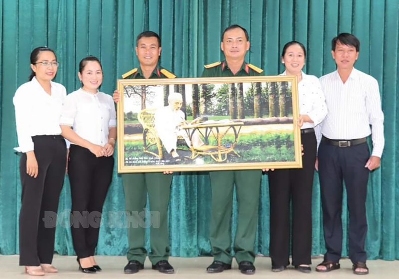 Đại diện lớp bồi dưỡng kiến thức quốc phòng và an ninh cho cán bộ sở, ban, ngành, đoàn thể huyện; cán bộ chủ chốt xã, phường, thị trấn năm 2022 tặng quà lưu niệm cho Ban Chỉ huy Trung đoàn 895. Ảnh: Bùi Linh