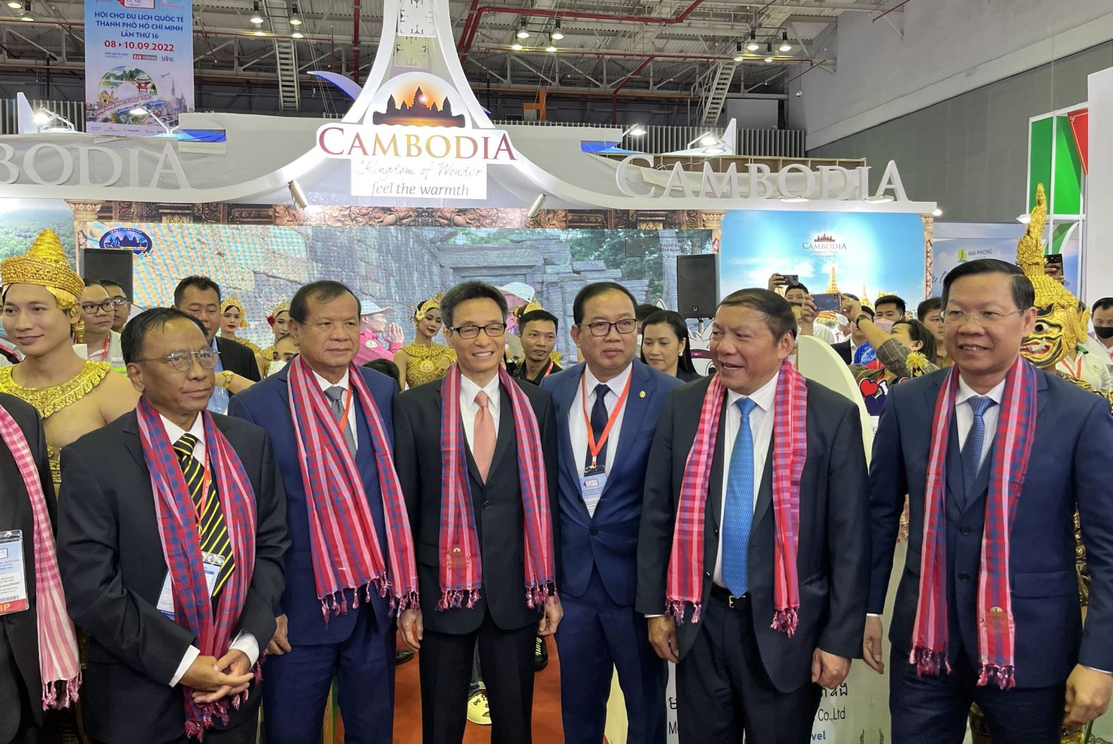 Khai mạc Hội chợ Du lịch quốc tế TP Hồ Chí Minh năm 2022 Sau nghi lễ khai mạc, Phó Thủ tướng Vũ Đức Đam và các đại biểu đã đi tham quan các gian hàng tham gia hội chợ.