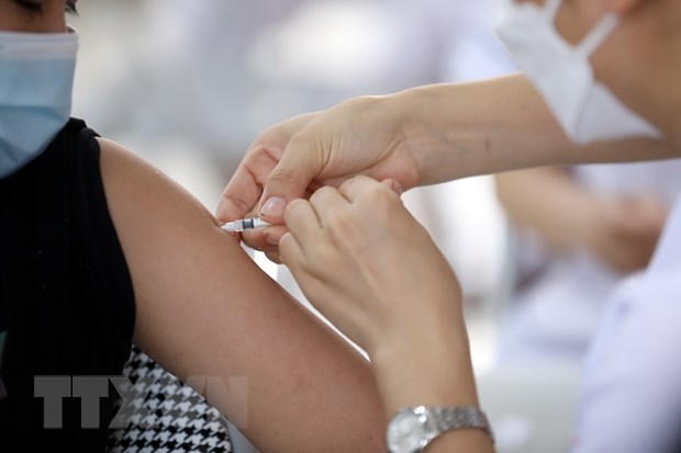 Tiêm vắc-xin phòng dịch Covid-19 cho người dân. Ảnh: Anh Tuấn/TTXVN
